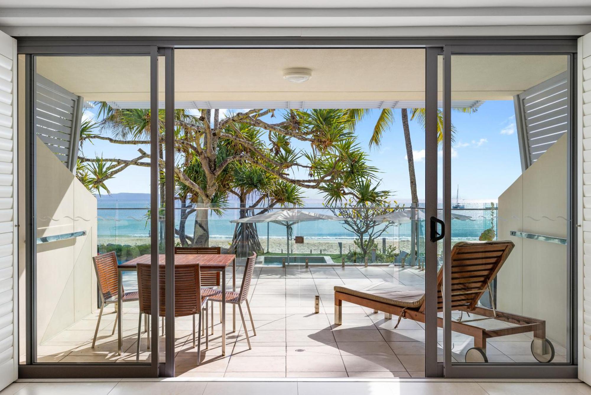 Fairshore 12: Absolute Beachfront, Direct Beach & Pool Access ヌーサヘッズ エクステリア 写真